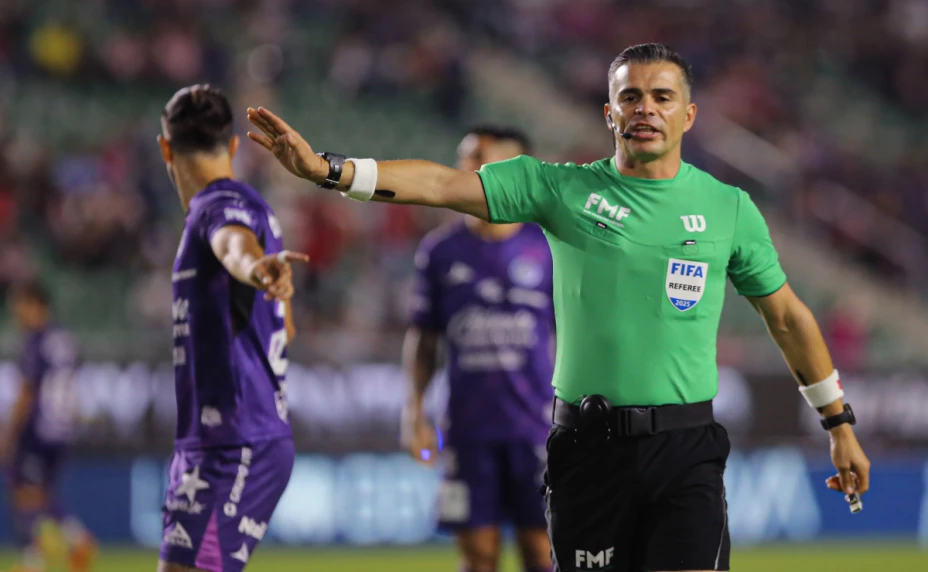 Fernando Hernández, árbitro del partido Mazatlán vs Chivas