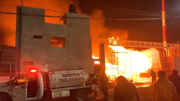 Estado-de-México-incendio-consume-naves-industriales-en-Teoloyucan