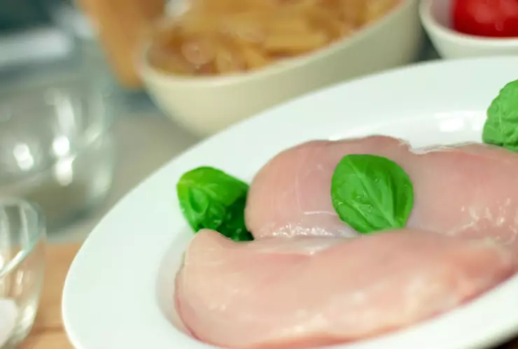 Pollo crudo, ¿cómo evitar que contamine otros alimentos?
