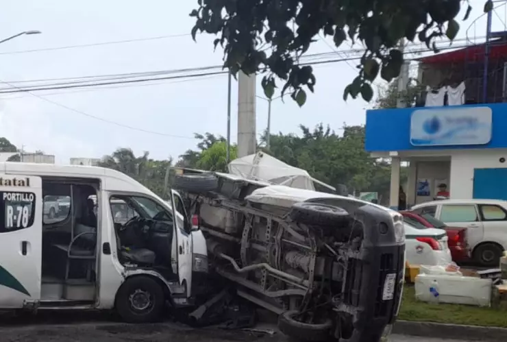 Accidente vehicular en la Avenida Leona Vicario de Cancún