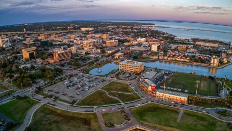 una vista panorámica de Pensacola en un atardecer colorido. 