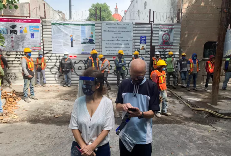 Gente reacciona después de un terremoto en la Ciudad de México.