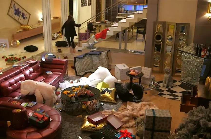 La casa de Song Yi ha sido destruida en gran parte mientras ella estaba en el hospital.