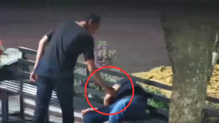 Un hombre despertó sin su celular tras ser robado por un sujeto mientras dormía en una banca en Monterrey