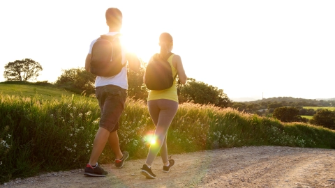 Caminar 30 minutos diarios: los 5 beneficios que Harvard asegura para tu salud