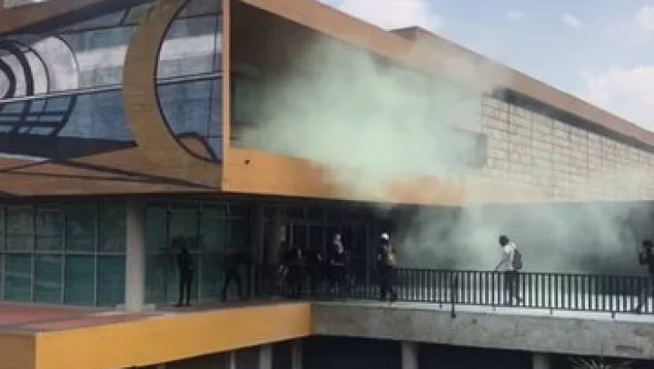 Encapuchados se enfrentan en CU con personal de vigilancia 