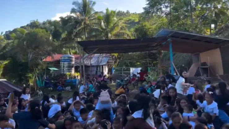 VIDEO: Captan momentos de pánico entre estudiantes por terremoto en Filipinas "¡Quédense abajo!”
