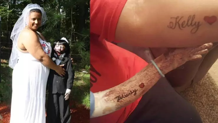 VIDEO: Mujer casada con una muñeca zombie se tatuó su nombre