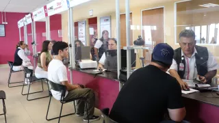 Ciudadanos tramitando su credencial de elector en un módulo del INE en Sinaloa