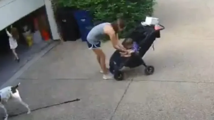 Video niña queda suspendida de la puerta de garage.jpg