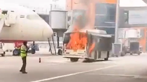 Incendio de autobús en Aeropuerto Internacional Indira Gandhi de Nueva Delhi 28 octubre 2025.webp