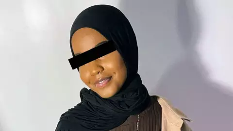 Niña musulmana muere asfixiada por su hiyab en un go kart.jpg