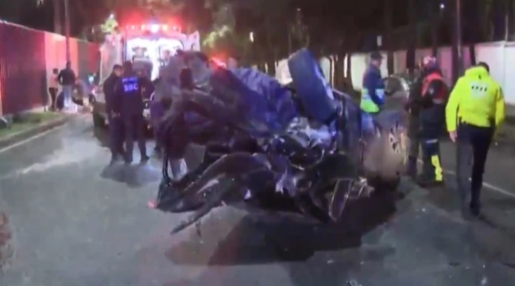 Violento Accidente en Iztapalapa, CDMX: Fuerte choque y volcadura deja varios lesionados