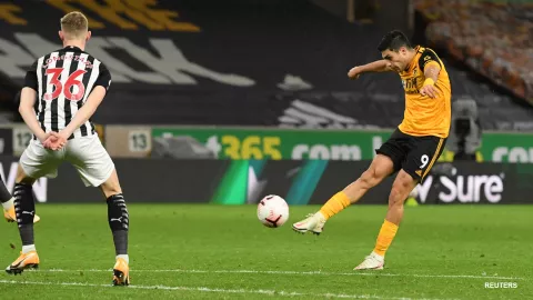 Raúl Jiménez anota un gran gol