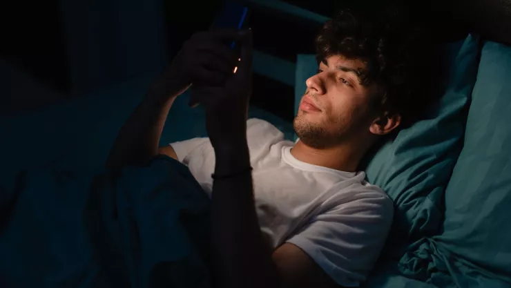 ¿Por qué no es recomendable utilizar el celular antes de dormir?