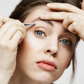 /estilo-de-vida/maquilladoras-coinciden-mejor-lápiz-cejas-mujeres-transición-canas-tono-más-claro-cabello