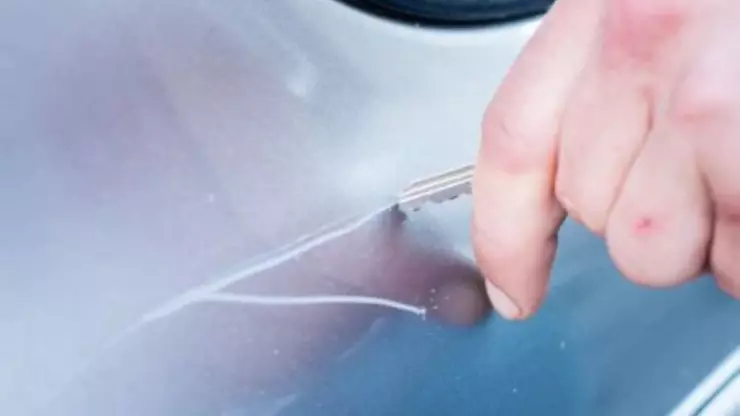 Le fue INFIEL a su novia en Campeche y ella se venga RAYÁNDOLE su auto; foto se hace viral