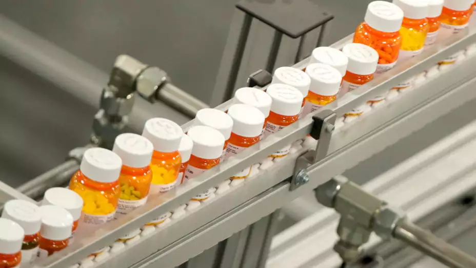 Envases de medicamentos en un almacén de farmacia en Nueva Jersey.