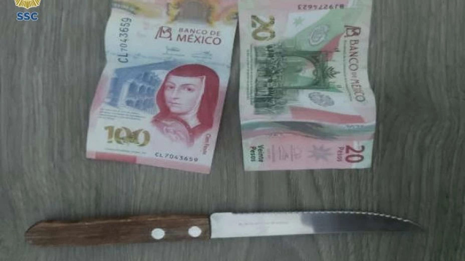 Dinero y cuchillo asegurados por los policías.