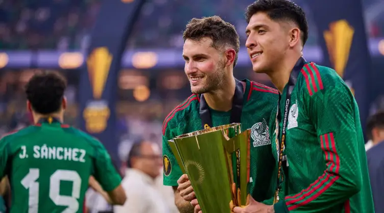 Santiago Giménez Edson Álvarez trofeo Copa Oro Selección Mexicana