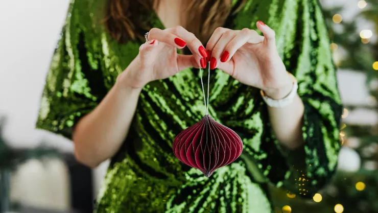 Diseños para uñas cortas que te harán brillar y lucir elegante en diciembre 2024