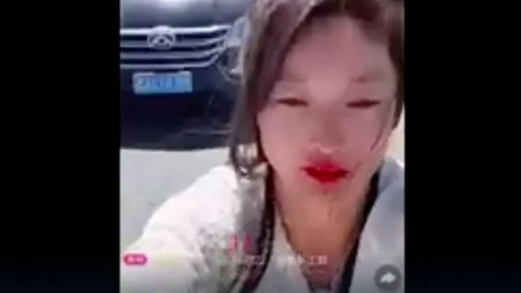Influencer china es arrollada por un auto en plena transmisión en VIVO