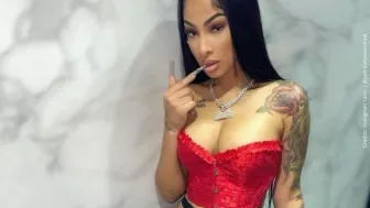 Yailin con el dedo en la boca..jpg