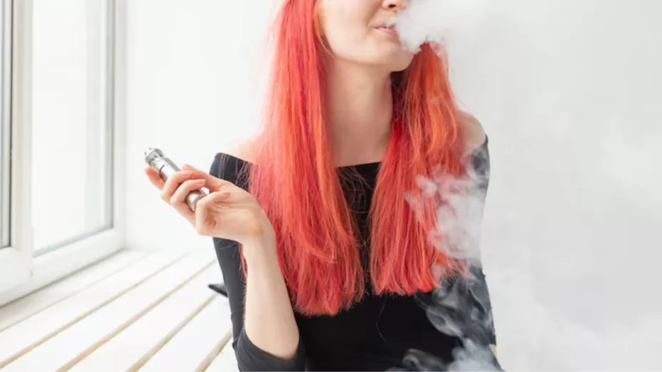 Joven en Reino Unido cae en coma por bacteria y compartir vape ¿Qué fue lo que le pasó?