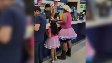 Hombre usa tutu rosa para ver Barbie junto a su hija