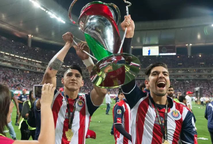Alan Pulido y Rodolfo Pizarro con el trofeo de la Copa MX