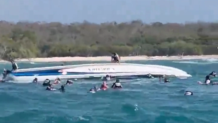 Lancha volcada con 38 turistas en mar de Colombia.jpg