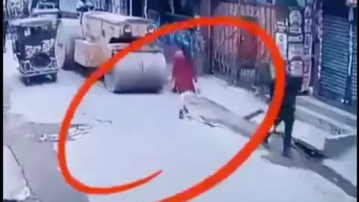 VIDEO SENSIBLE | Hombre muere APLASTADO por una máquina aplanadora; así ocurrió este impactante momento
