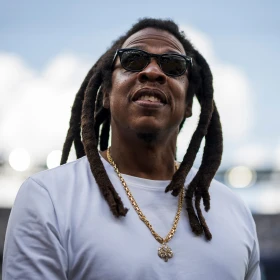 Jay-Z eligió uno de sus temas más emblemáticos para anunciar que encabezará el Super Bowl 2027 y te contamos qué significa la letra de su canción.