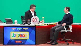 Benjamín Salinas entregó un especial reconocimiento a Jorge Garralda por estos 30 años de A Quien Corresponda