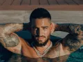 Maluma en la alberca..jpg