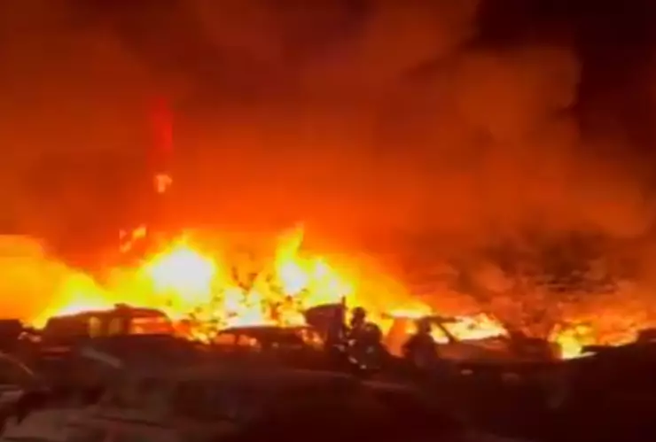 Incendio consume 96 vehículos en Jiutepec.