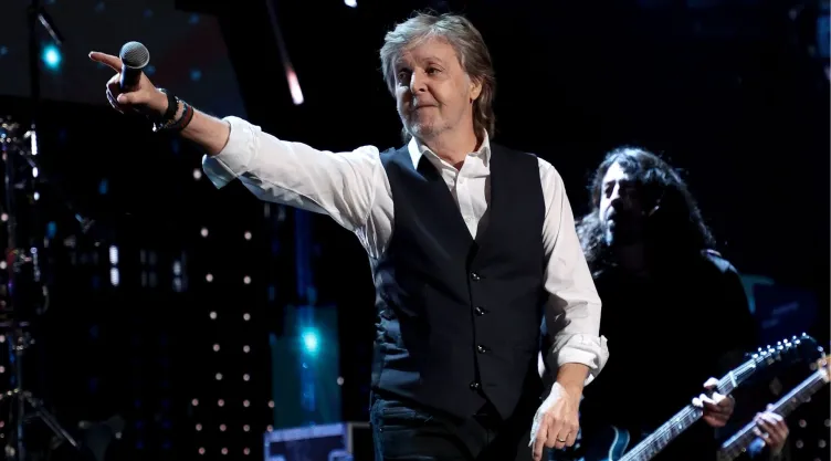 Paul McCartney toca en vivo Now and then en Uruguay