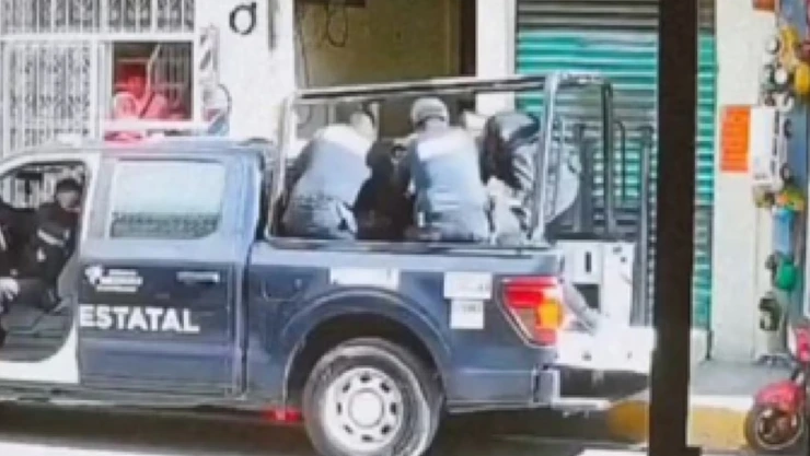 Joven esposado desarma a policía y dispara en Texcoco