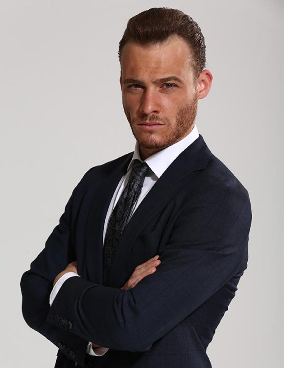 Kerem Bursin es Yigit Kilic en Cuestión de Honor