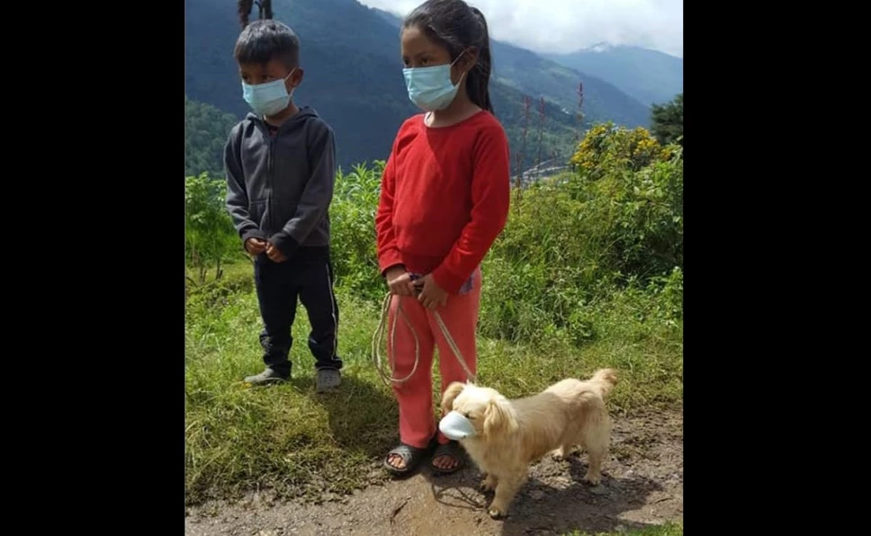 Niños llevan a su perro para su vacuna contra la rabia