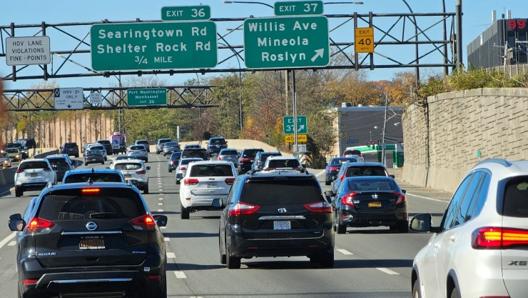 Decenas de coches avanzan por una carretera de Estados Unidos