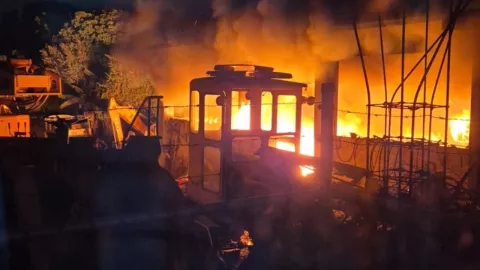 VIDEO FUERTE: Intenso incendio arrasa con bodega sobre Camino Real al Bosque