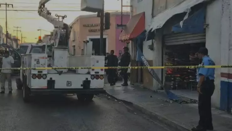 FOTO_ Reportan cierre de calles por la caída de un poste