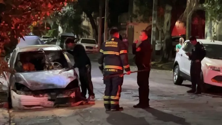 Mientras Dormía: Vehículo termina calcinado tras fuerte incendio en CDMX