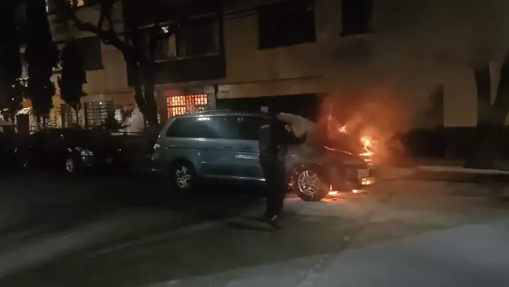 CDMX: Camioneta familiar se incendia y es consumida en la Benito Juárez (VIDEO)