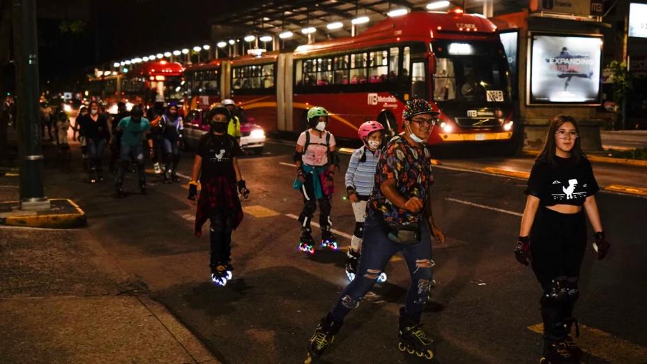 Jóvenes patinan en Avenida Insurgentes en CDMX