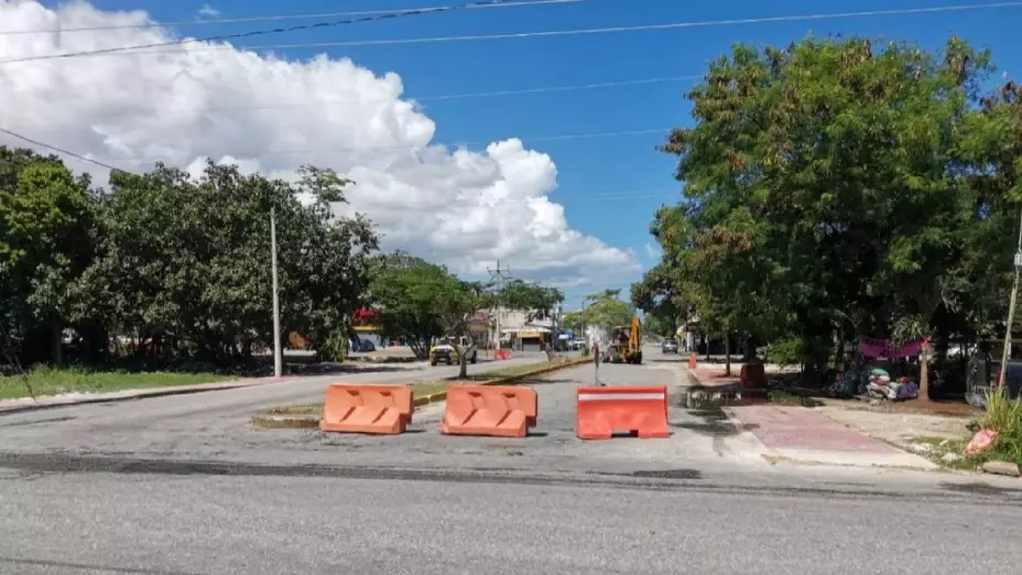 Tráfico en Cancún 15 de octubre 2021 Calles cerradas por obras.jpg