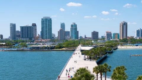 Los edificios de fondo en una ciudad de Florida, con un muelle grande de hormigón para el paseo de las personas