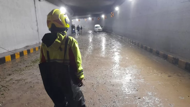 paso luce enlodado y de fondo aparece el carro afectado