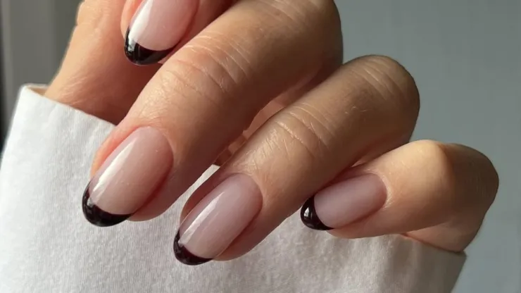 uñas francesas modernas para mujeres de 50